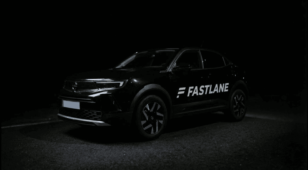 Opel Mokka der Fahrschule Fastlane mit Fastlane-Folierung bei Nacht